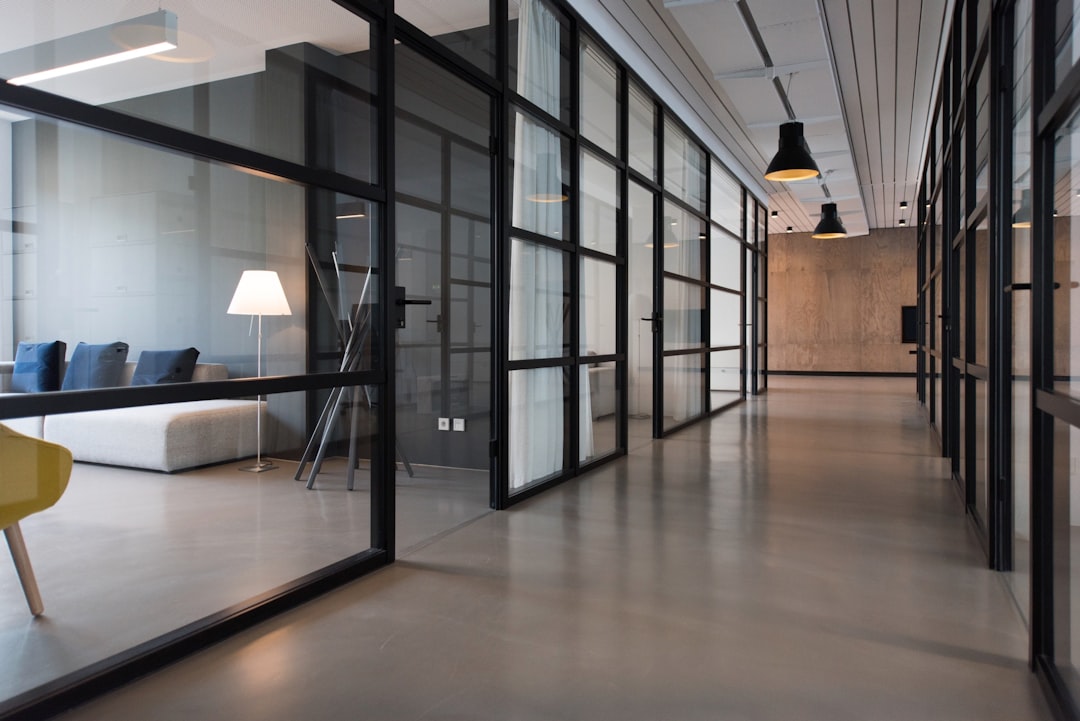 Pasillo de oficina corporativa con acabados e iluminación terminados