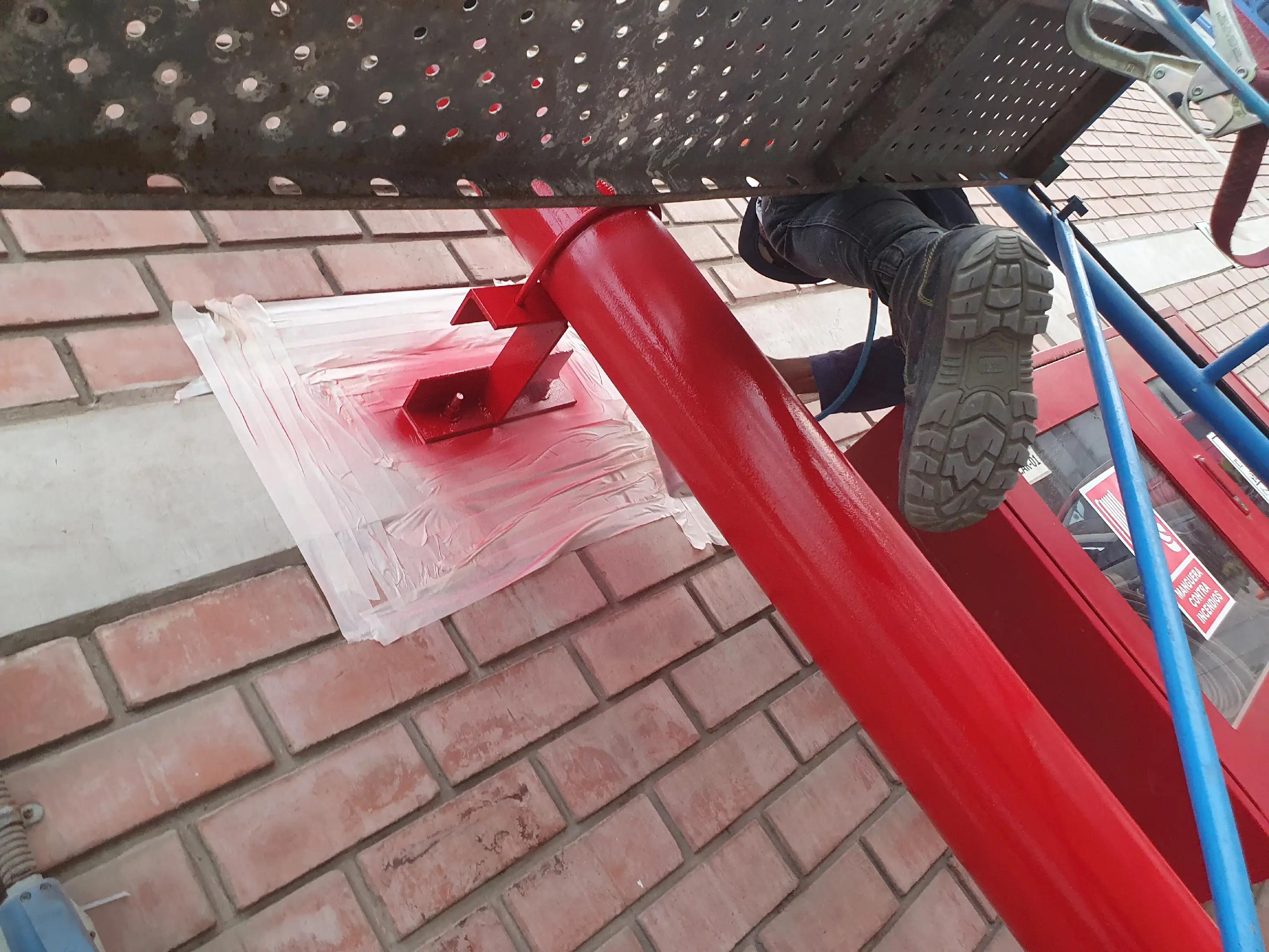 Tuberías del sistema contra incendios pintadas de rojo, instaladas por nuestro equipo para un cliente comercial