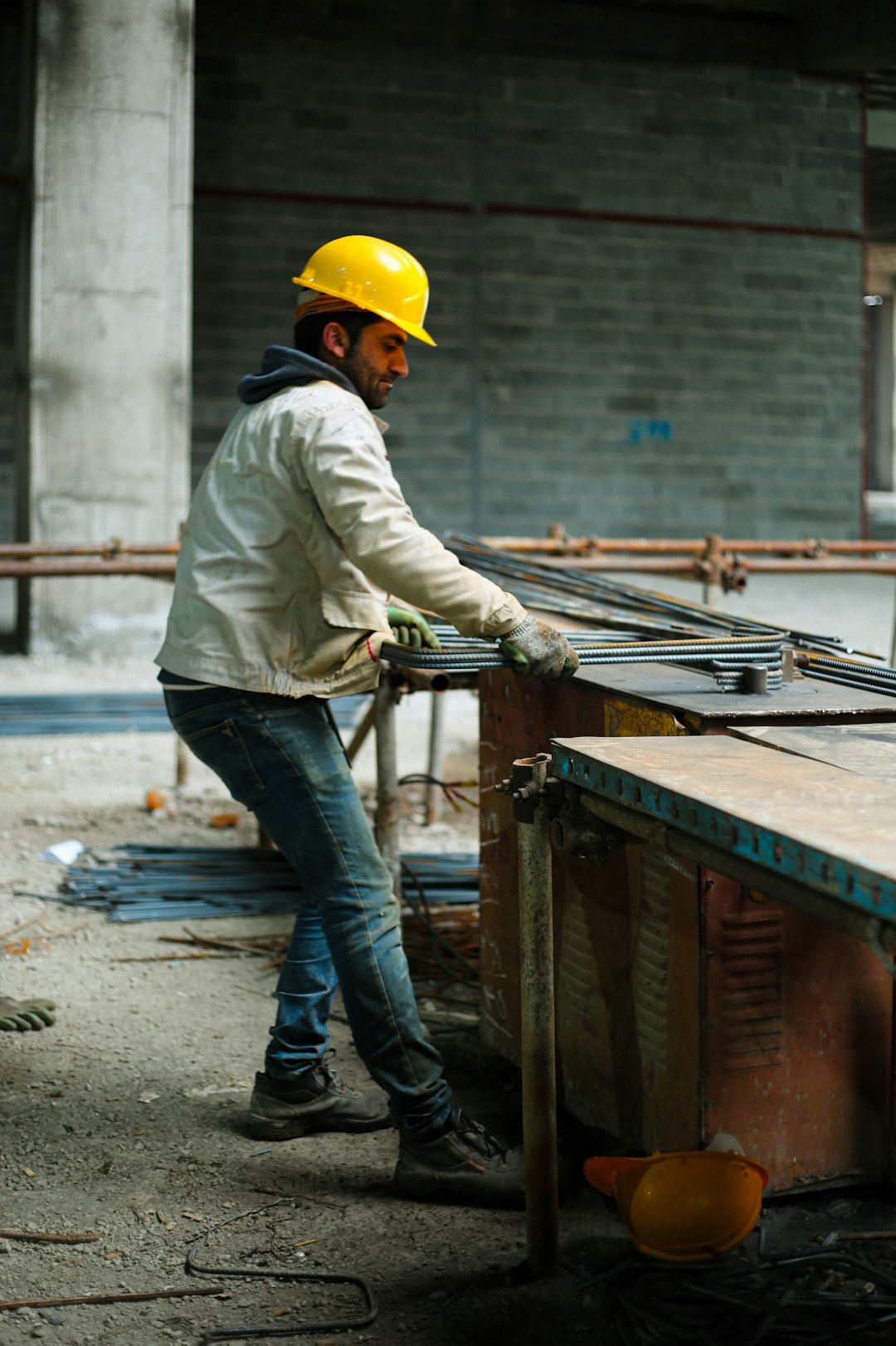 Personal técnico durante el trabajo diario en obra